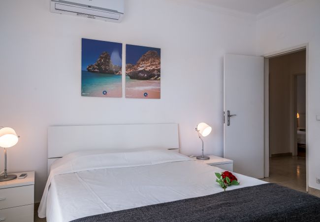 Apartamento em Quarteira - T2 Avenida 1º VISTA MAR 5* A/C WI-FI 6 PESSOAS