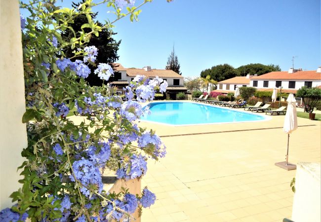 Casa geminada em Quarteira - V2 Vilar Jardim Piscina wifi