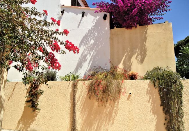 Casa geminada em Quarteira - V2 Vilar Jardim Piscina wifi