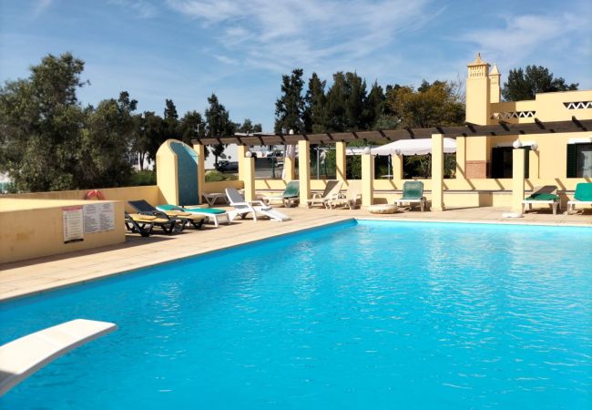 Apartamento em Quarteira - T2 Piscina e Garagem A/C Vila Bairos Vilamoura