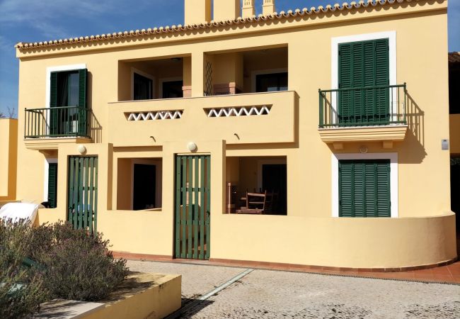 Apartamento em Quarteira - T2 Piscina e Garagem A/C Vila Bairos Vilamoura