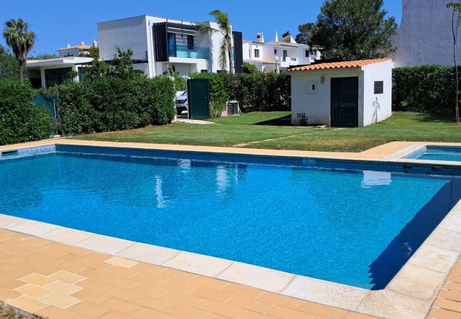 Casa geminada em Vilamoura - V2 Vilamoura Piscina e BBQ
