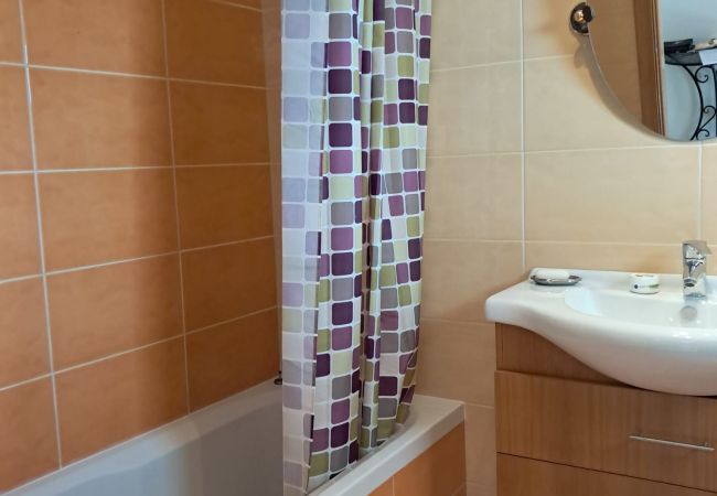 Apartamento em Quarteira - T1 TAHITI-A/C, GARAGEM,WI-FI-PERTO DA PRAIA