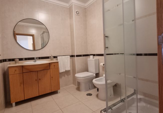 Appartement à Quarteira - T2 INFANTE 101 A/C MODERNO WI-FI GARAGEM 50M PRAIA