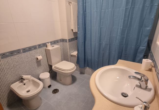 Appartement à Quarteira - T2 INFANTE 101 A/C MODERNO WI-FI GARAGEM 50M PRAIA