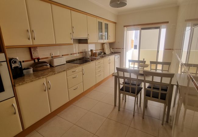 Appartement à Quarteira - T2 INFANTE 101 A/C MODERNO WI-FI GARAGEM 50M PRAIA