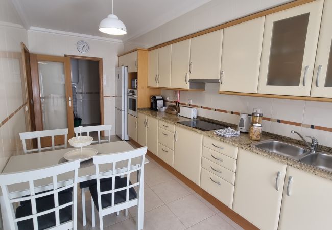 Appartement à Quarteira - T2 INFANTE 101 A/C MODERNO WI-FI GARAGEM 50M PRAIA