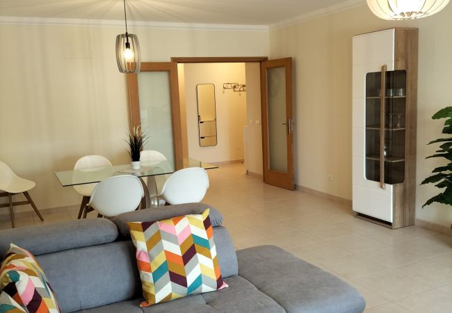 Appartement à Quarteira - T2 INFANTE 101 A/C MODERNO WI-FI GARAGEM 50M PRAIA
